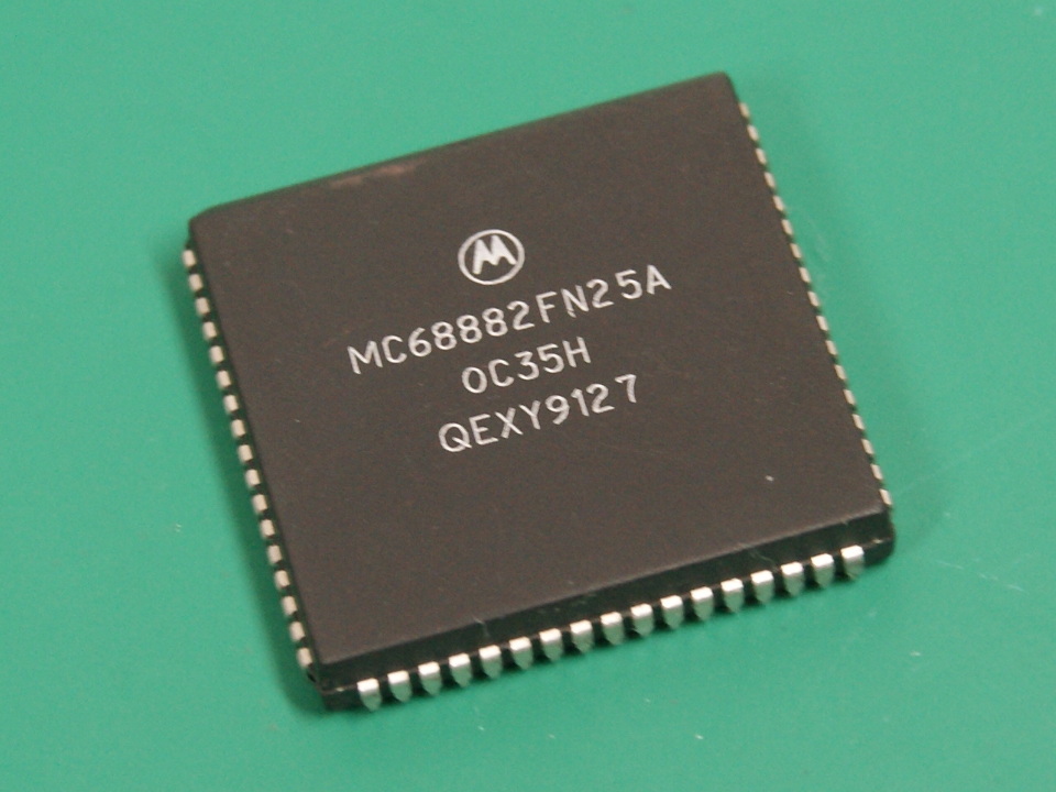 PLCC版のMC68882 | Electrelic