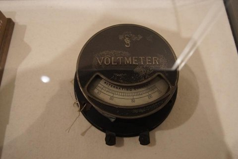電圧計